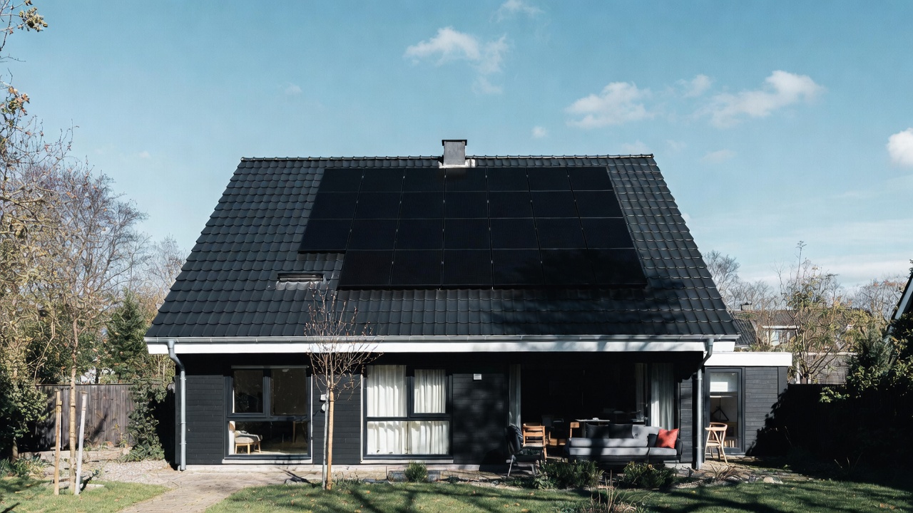 Rij van hoog rendement zonnepanelen